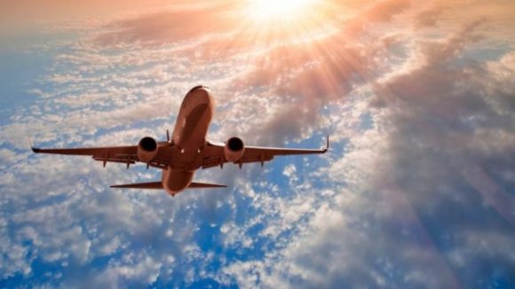 Entre las compañías con más vuelos regulares hacia la capital del país mencionó a America Airline y Southwest Airlines de Estados Unidos, Air France e Iberia